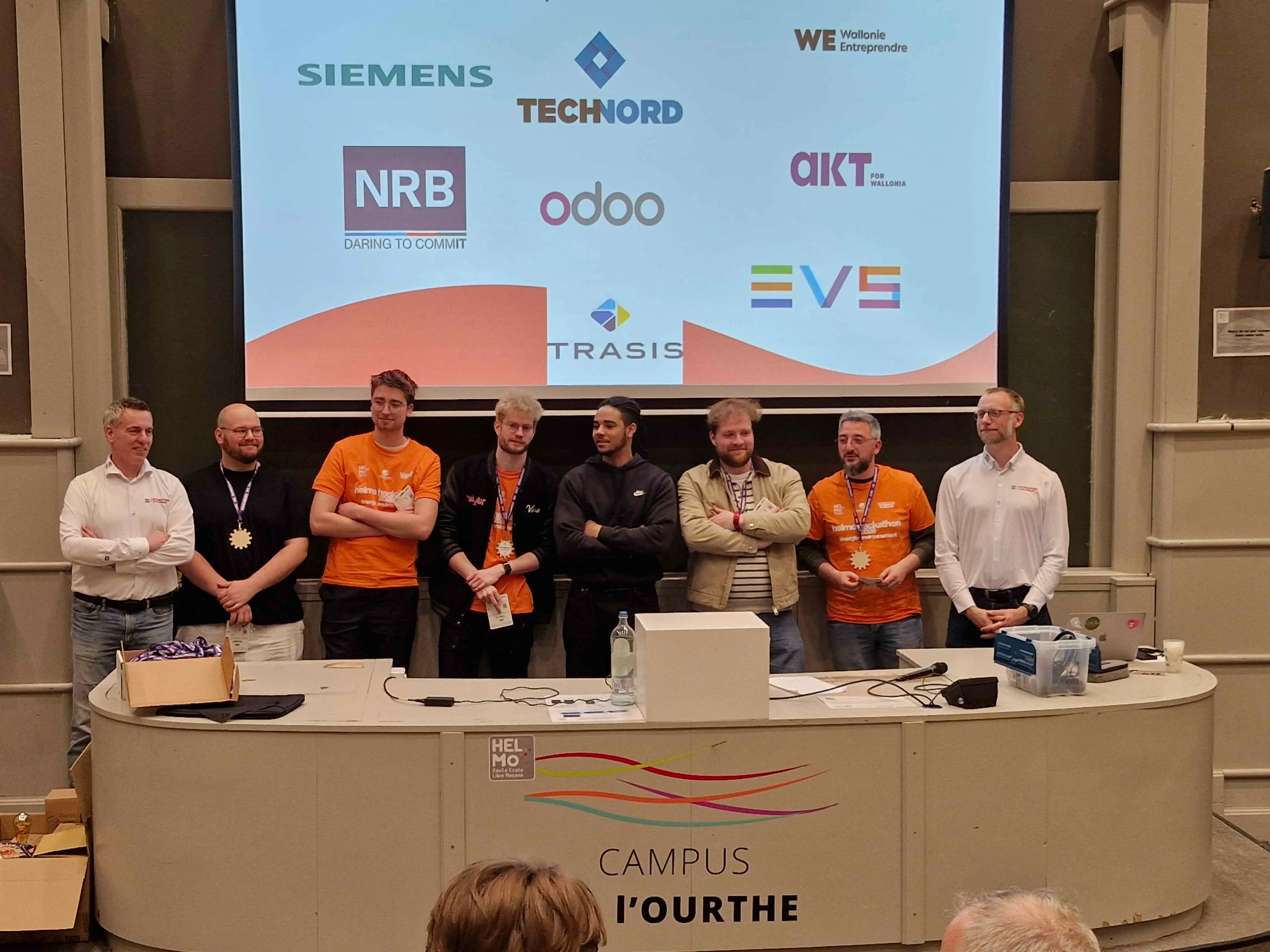 Photos de groupe, remise de prix de la part de la direction de l'helmo à notre groupe pour le hackathon