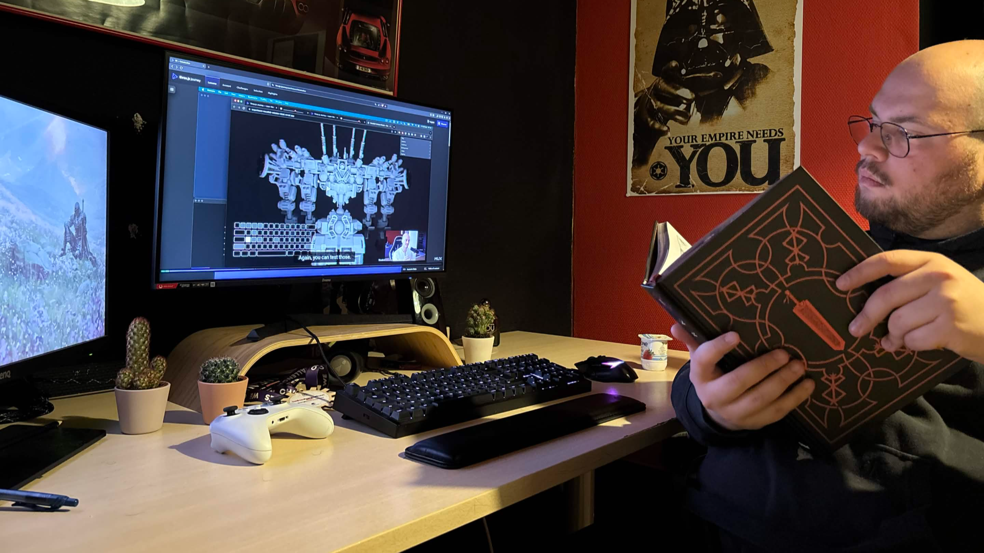 photo représentant Maxime regardant un tuto Three.js en lisant un livre en même temps